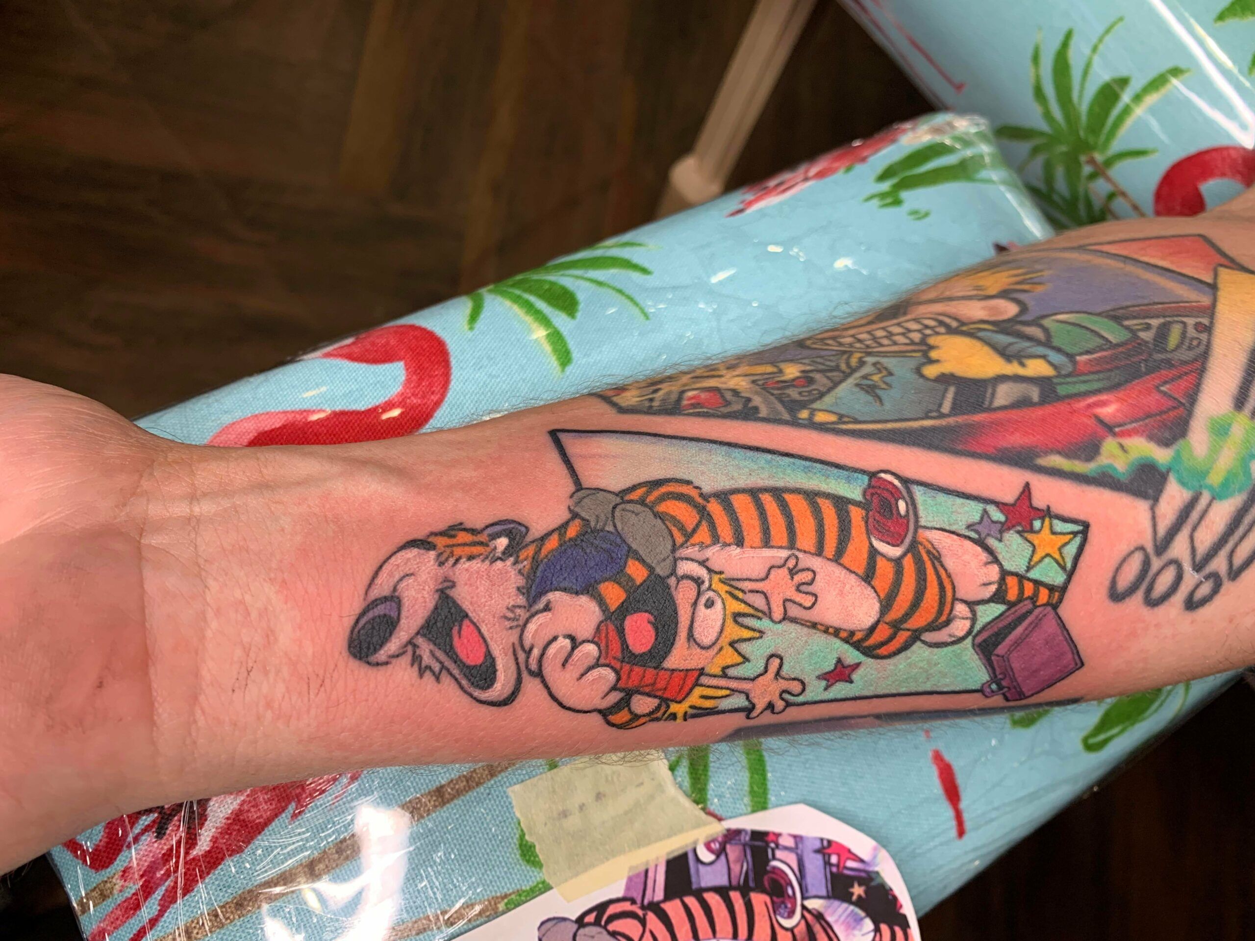 Calvin and Hobbes tat by @calebcashew from @blackomentattoo in Las scaled